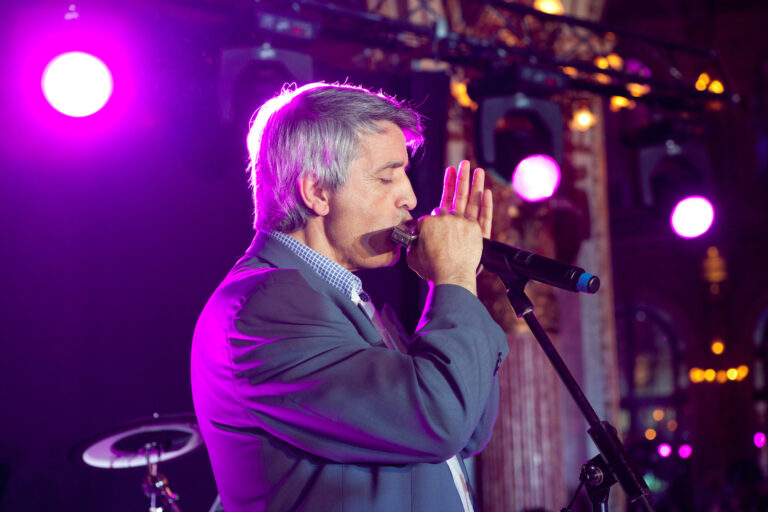 joueur d'harmonica