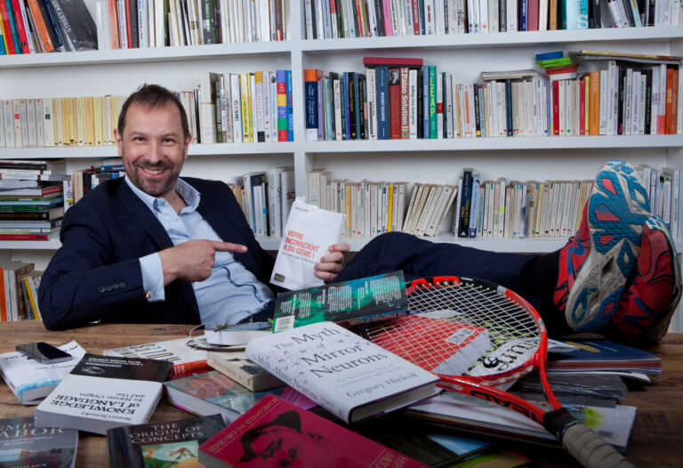 homme écrivain dans son bureau