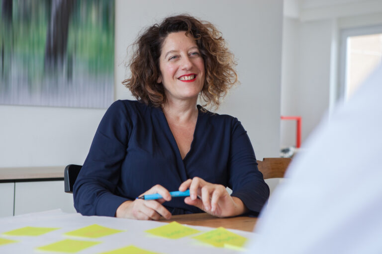 femme souriant pendant une réunion