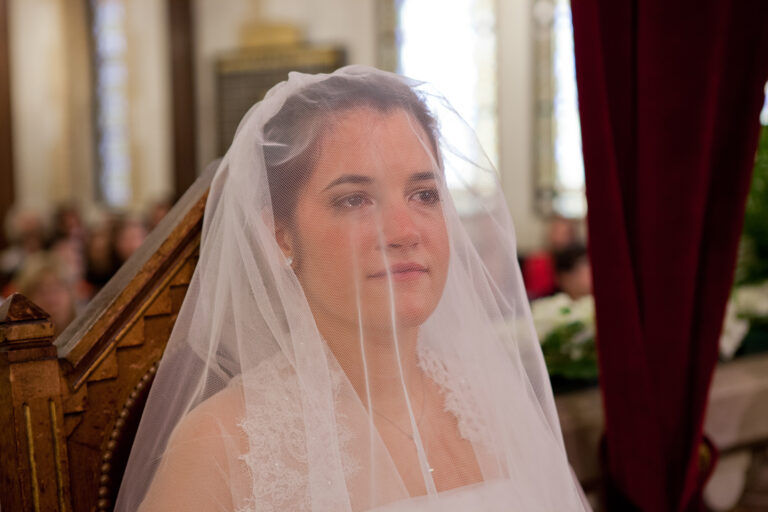 mariée sous son voile pendant la cérémonie