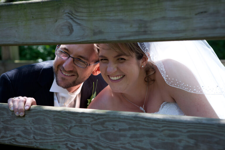 couple de mariés souriant